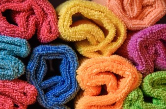 휴대폰 세척 잘못하면 액정 보호막 망가집니다