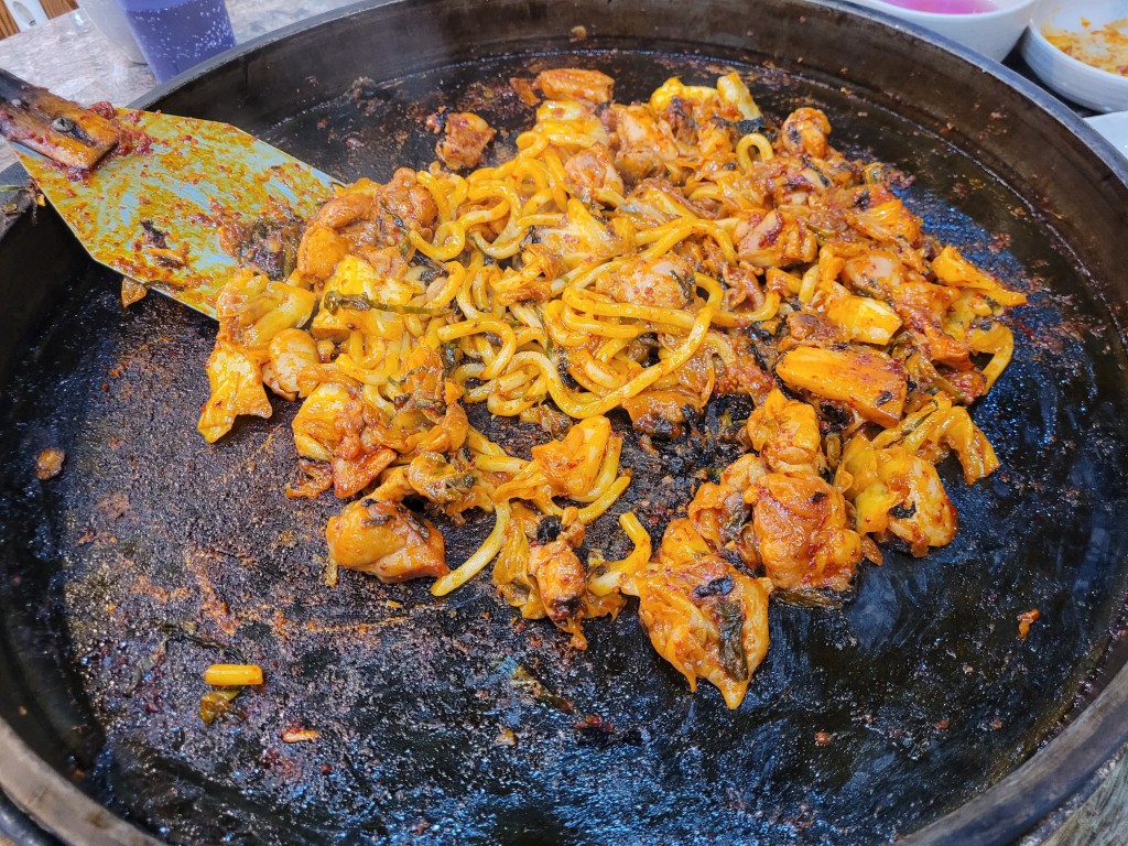 닭갈비에 우동사리 추가한 메뉴