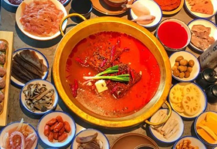 얼얼한 마라 베이스 국물에 다양한 재료를 곁들인 충칭식 훠궈 모습
맵고 강렬한 풍미가 특징인 사천요리 스타일로, 현지 대표 음식 중 하나입니다