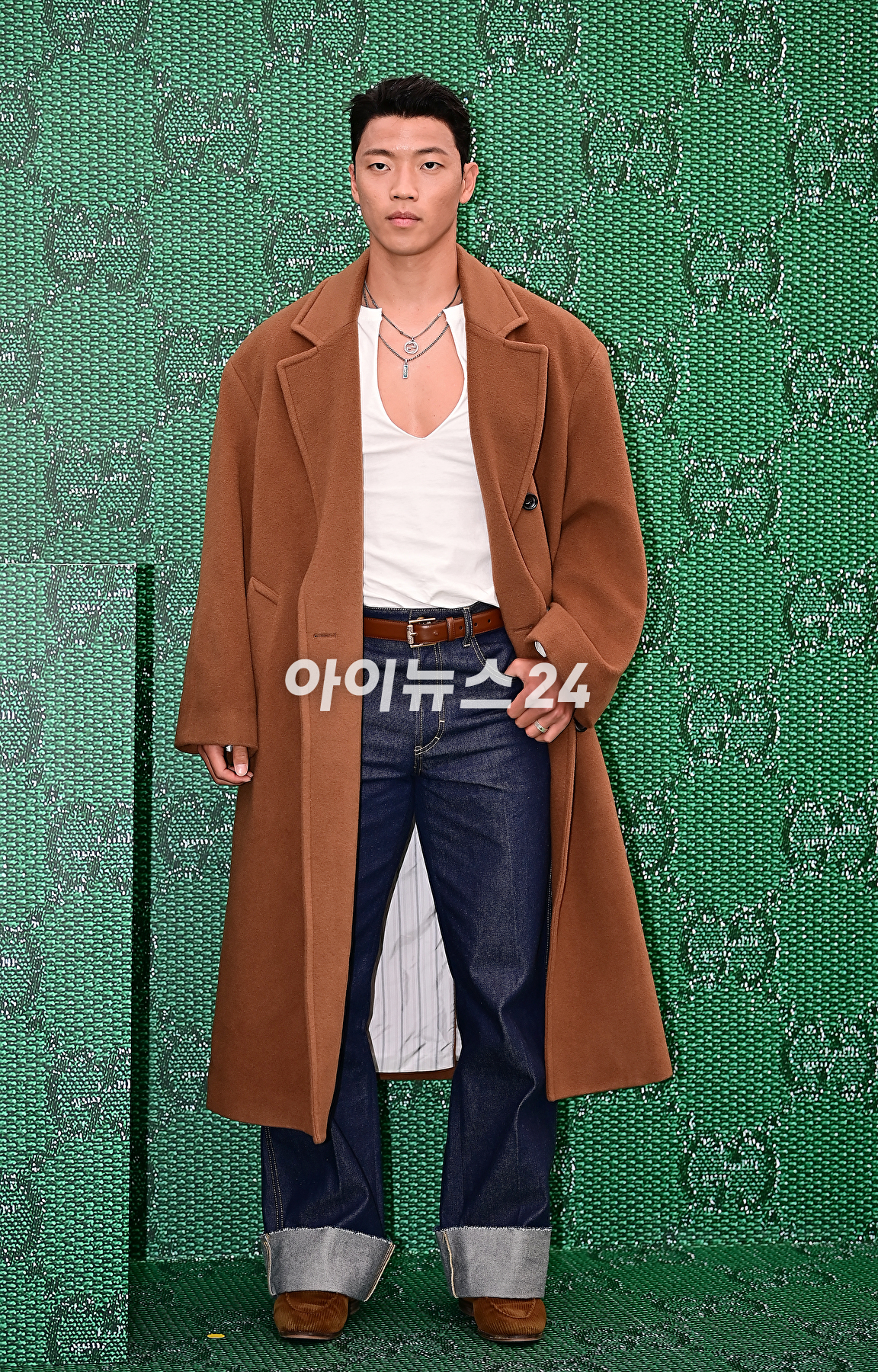 축구선수 황희찬이 6일 오후 서울 용산구 구찌가옥에서 열린 구찌(GUCCI) 신제품 출시 기념 행사에서 포토타임을 갖고 있다. [사진=곽영래 기자]