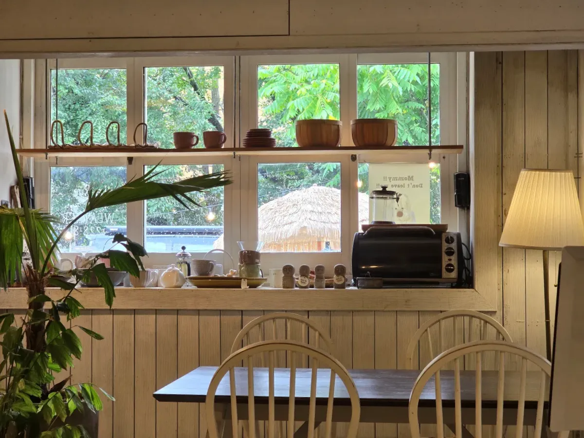 카페내부인테리어-창문과테이블