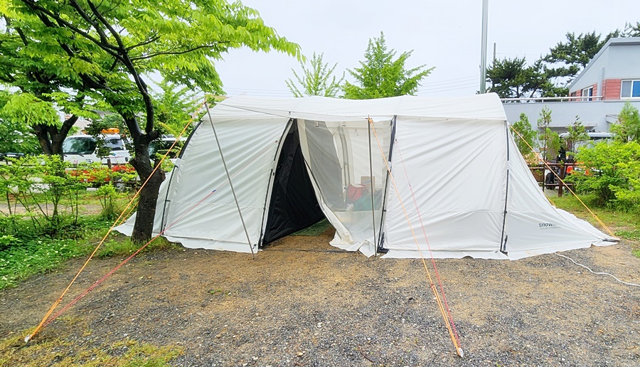 가지고있던 팩과 로프로 단단히 고정해놓은 텐트