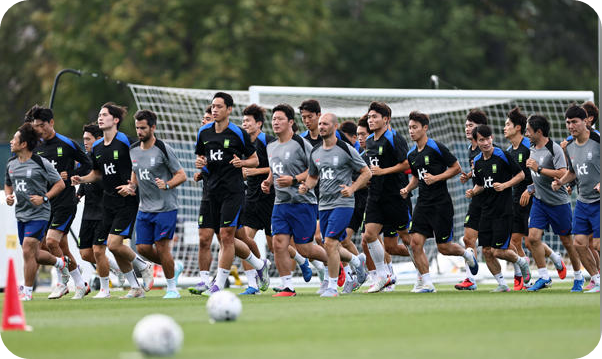 4일(현지시간) 미국 뉴욕 아이칸 스타디움에서 진행된 한국 축구 대표팀 훈련에서 선수들이 몸을 풀고 있다. 사진= 연합뉴스 제공