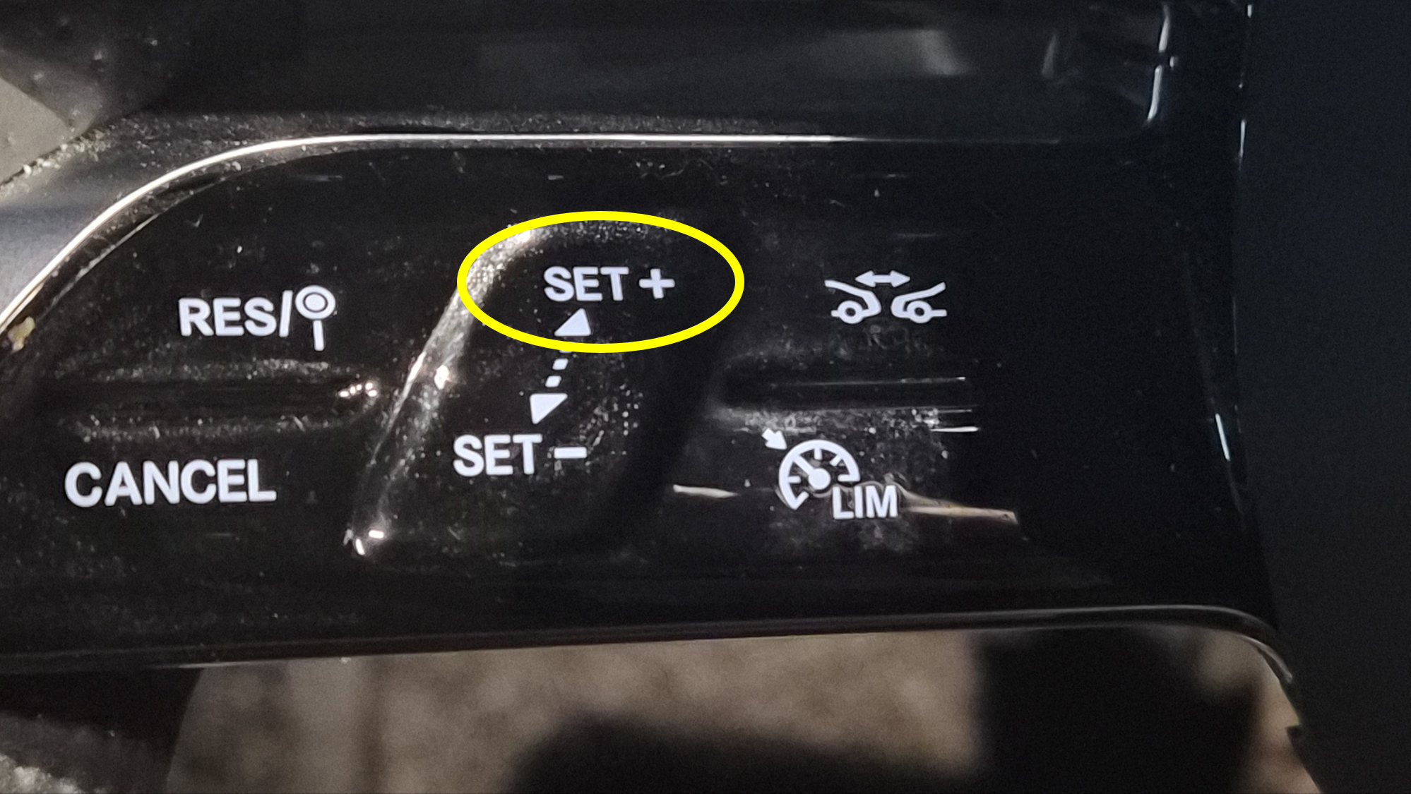 벤츠 스티어링 휠의 크루즈 컨트롤 조작 버튼, SET+ 버튼 노란색 원으로 표시됨