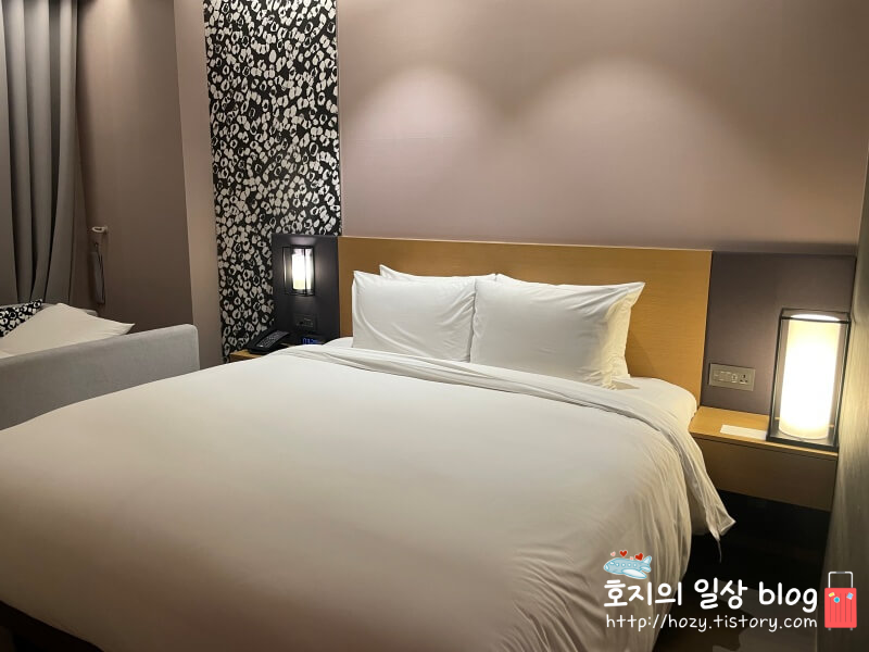 코트야드 메리어트 수원 게스트룸_킹침대