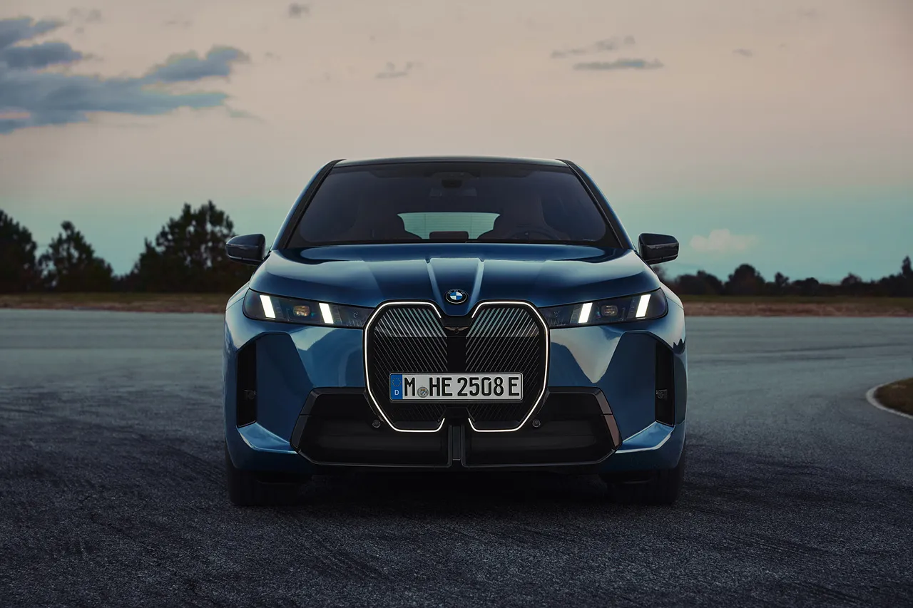 BMW iX 자동차 이미지