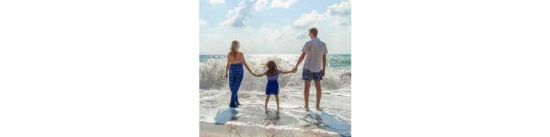 가족-손잡고-있는-모습