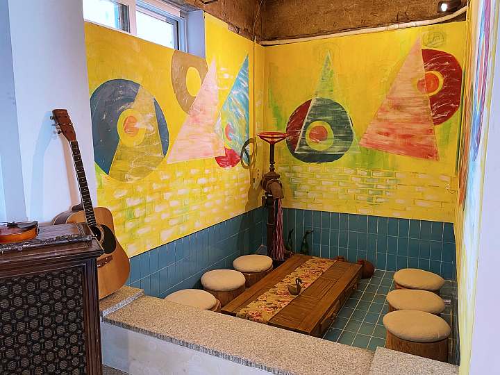 생방송오늘저녁 고소하고 향긋한 커피 달콤한 디저트 40년 된 목욕탕이 변신한 LP바 카페 대전 대덕 맛집 추천