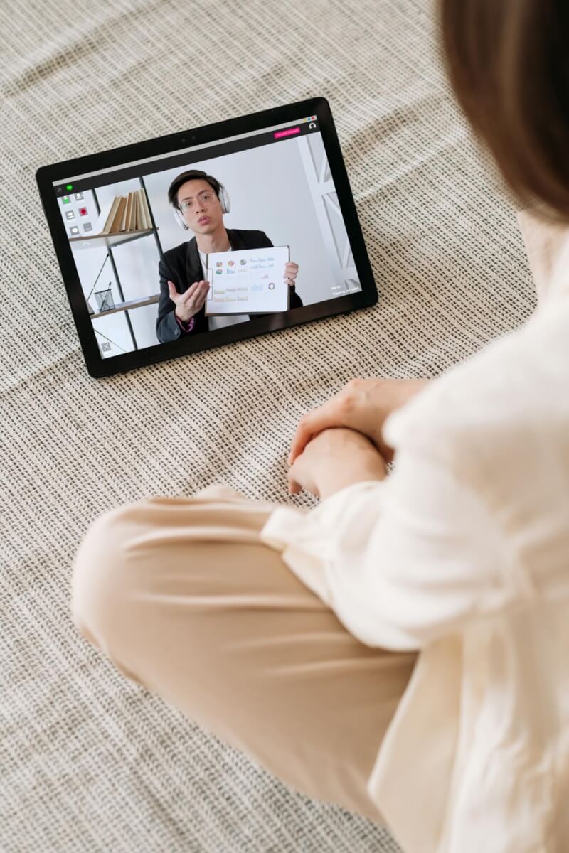 온라인상담을-받고있는-여성