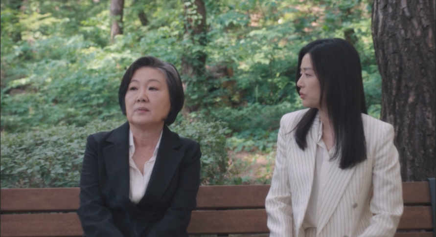 전지현 배우님이 왼쪽편을 보는 모습