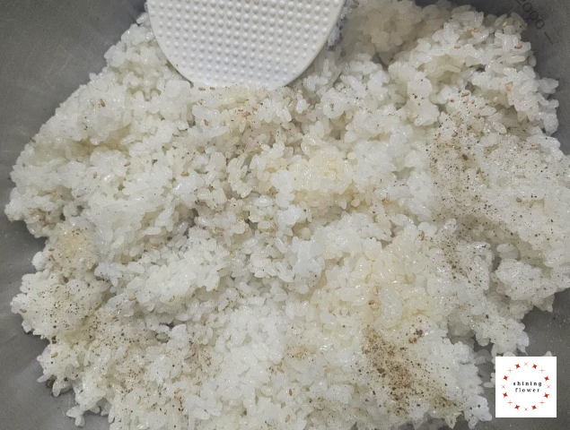 우엉김밥-고슬하게 지은 쌀밥에 소금, 참기름, 통깨를 넣고 간을 해서 준비