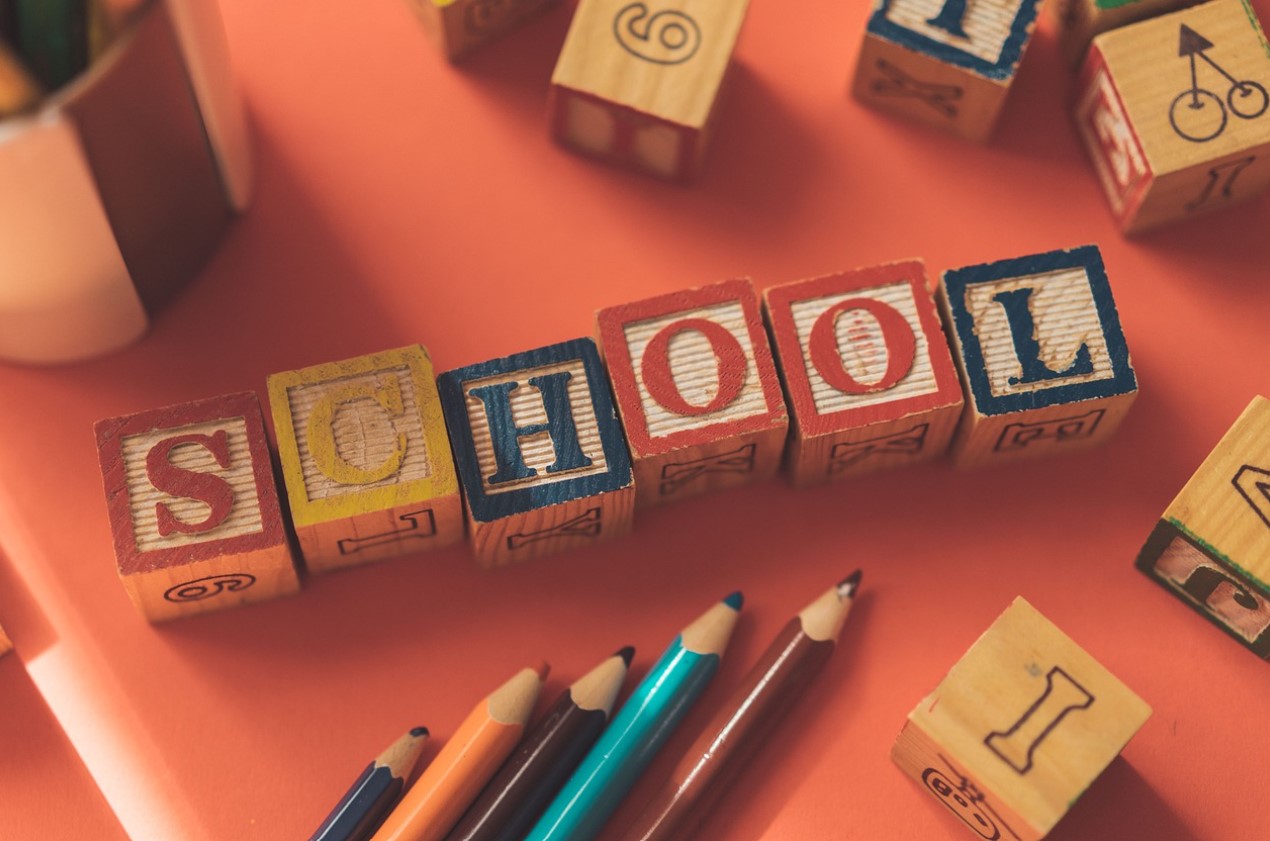 SCHOOL 단어와 학용품 이미지