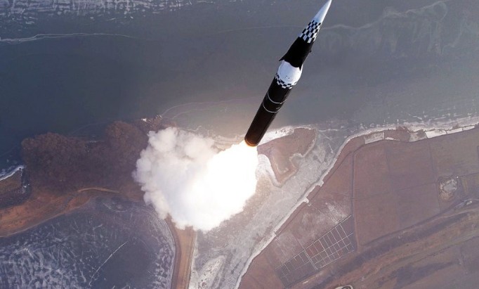 북한, 5개월 만에 탄도미사일 발사…트럼프 방한 앞둔 노골적 도발 관련 사진