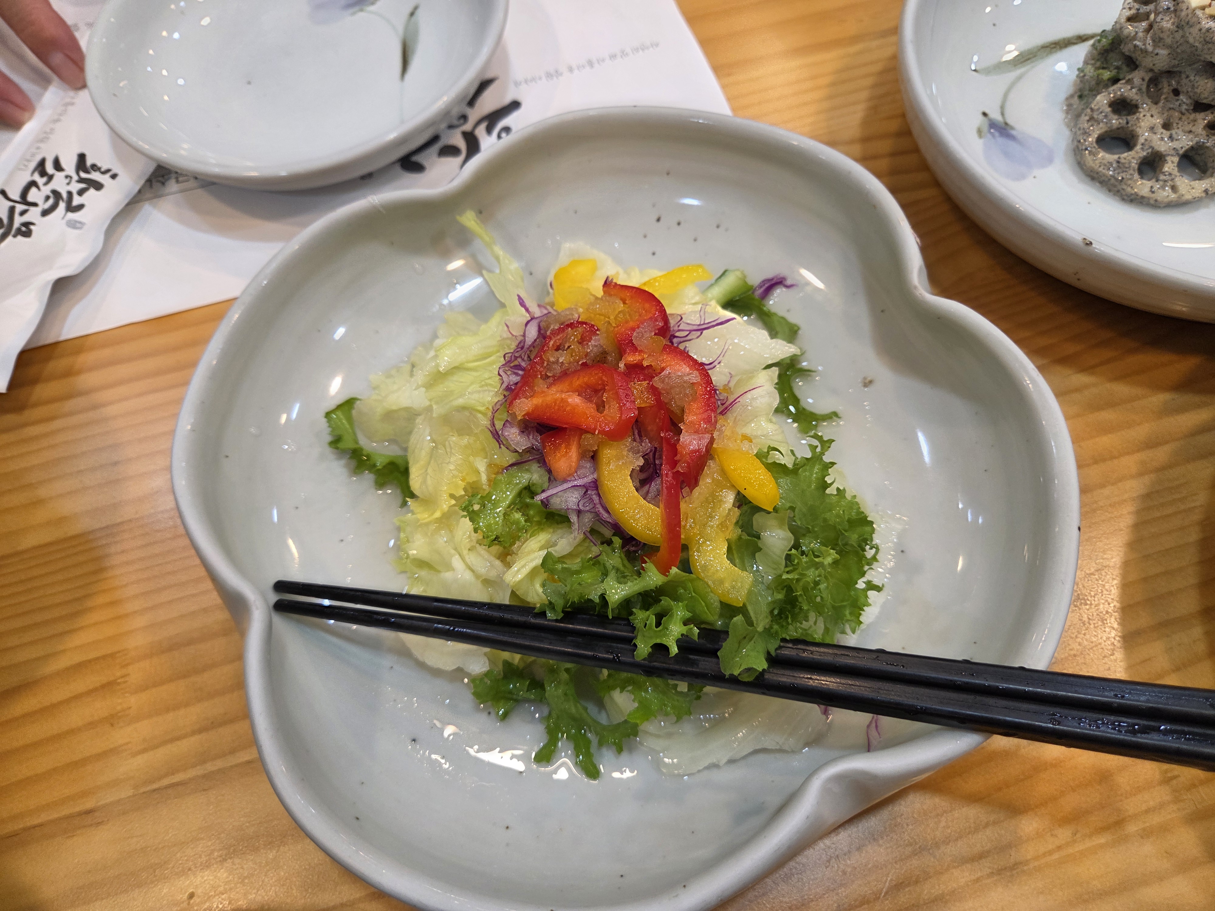 담양 황금소나무 한정식 기본 반찬 샐러드 신선한 채소와 파프리카가 올라간 상큼한 샐러드