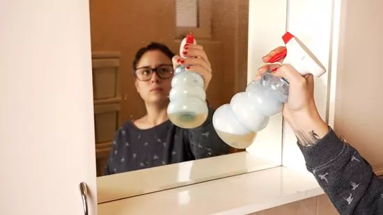 거울에 세정용액을 뿌린다