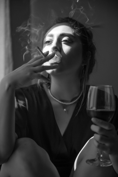 담배,술 하고있는 여성