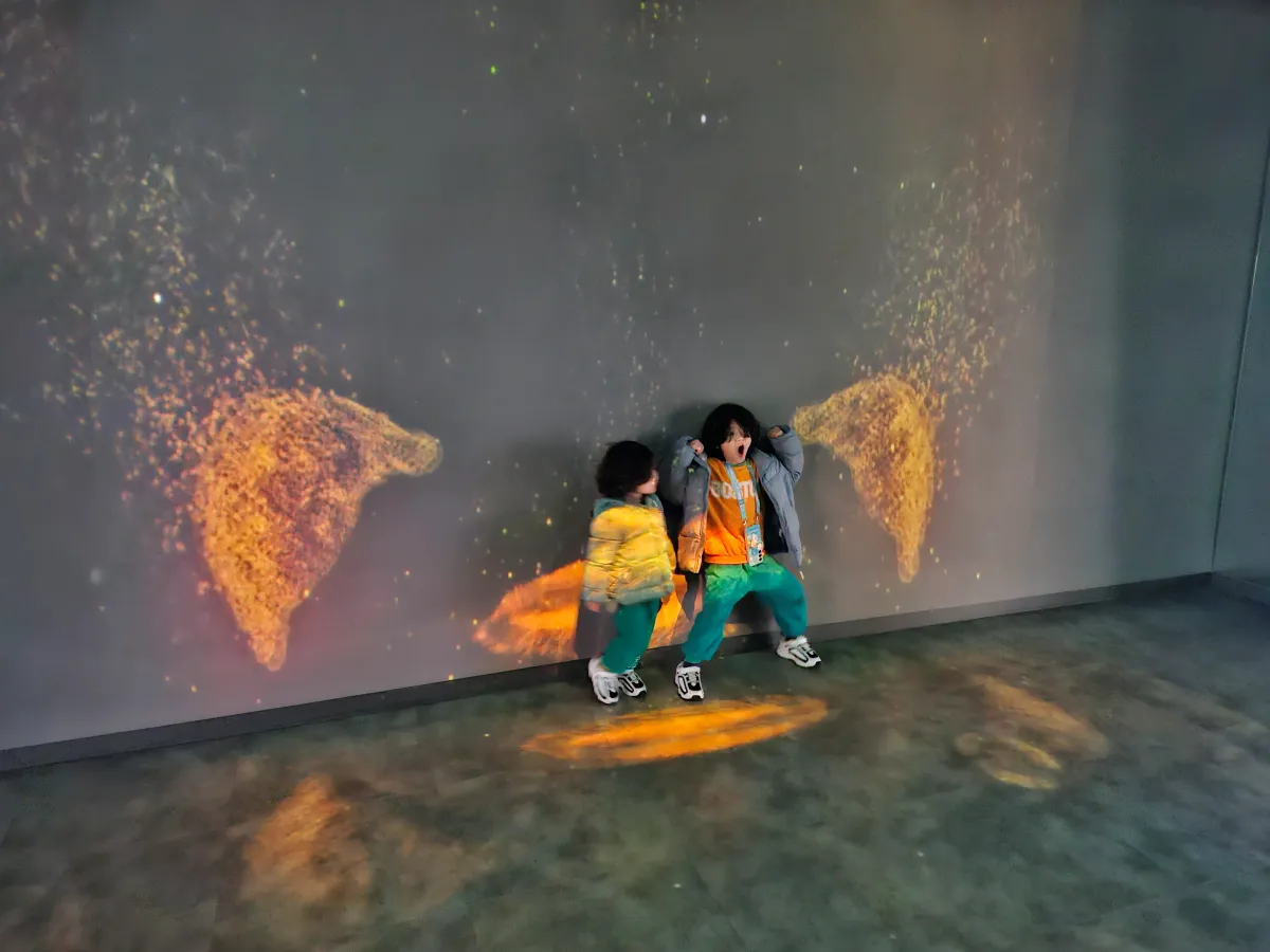 화려한-영상에서-포즈를-취하고-있는-남자아이