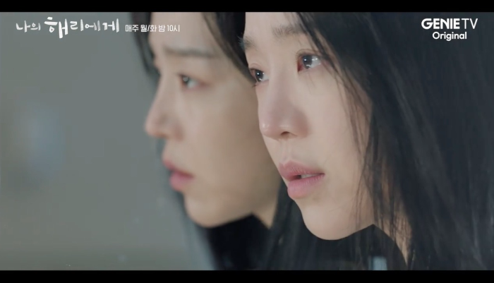 거울을 보고 혜리의 기억이 떠오른 은호
