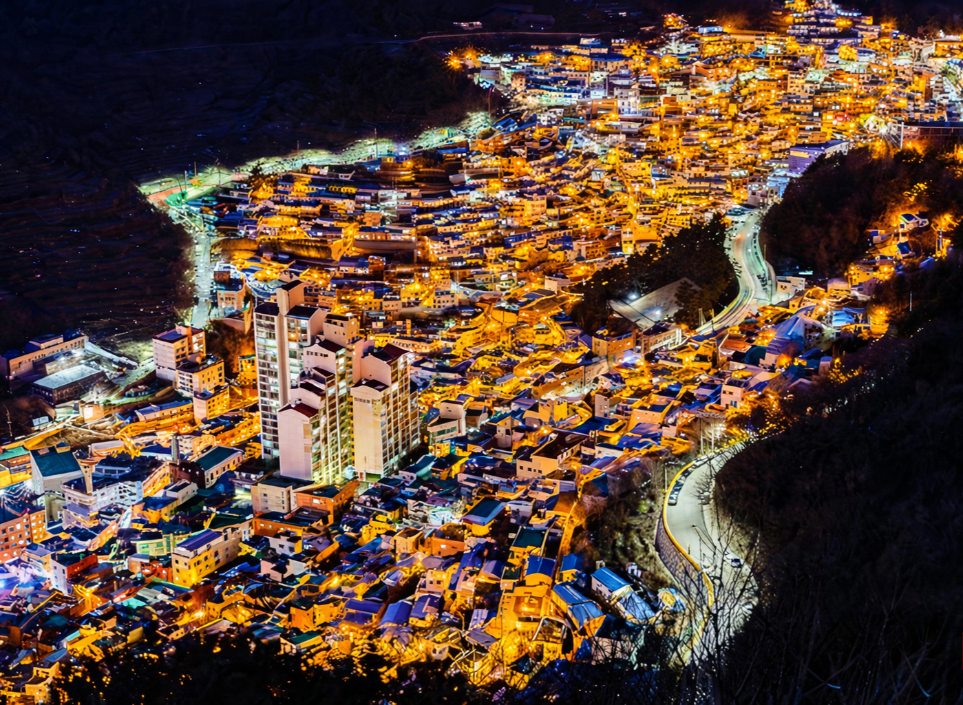 부산 감천문화마을 야경과 골목 풍경