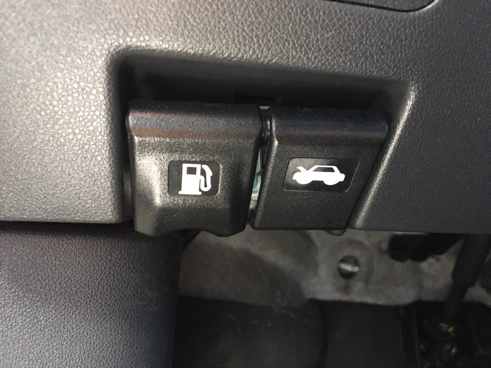 차량 운전석 하단, 주유구와 본네트 오픈 레버 버튼 클로즈업