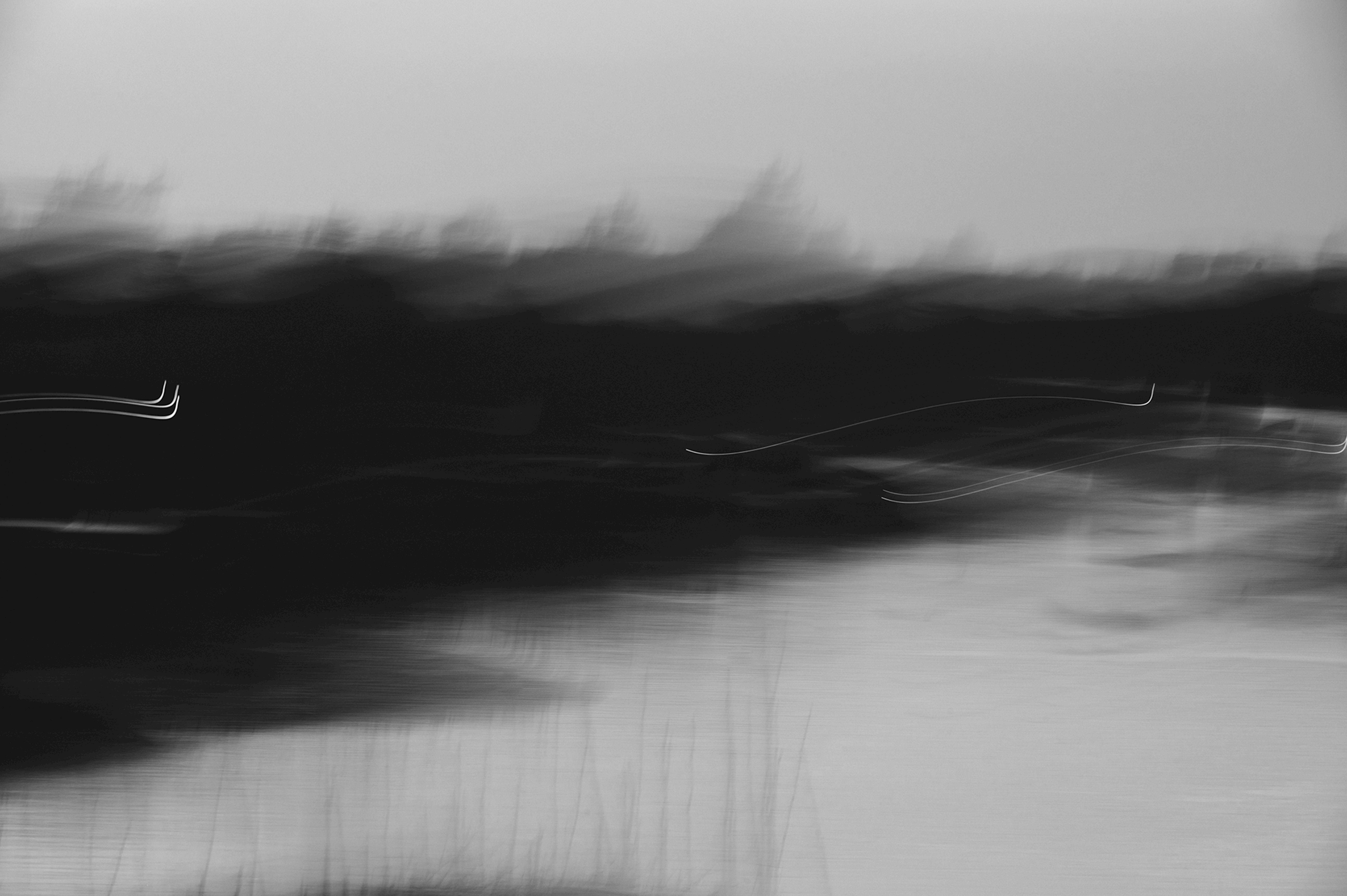 어두운 골목에서 쫓기는을 상징하는 이미지