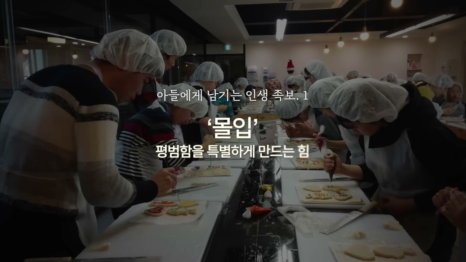 동남아시아의 삼진어묵 매장 앞에서 사람들이 줄을 서서 어묵을 기다리는 장면.