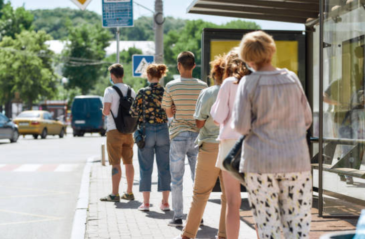 버스 정류장에서 줄