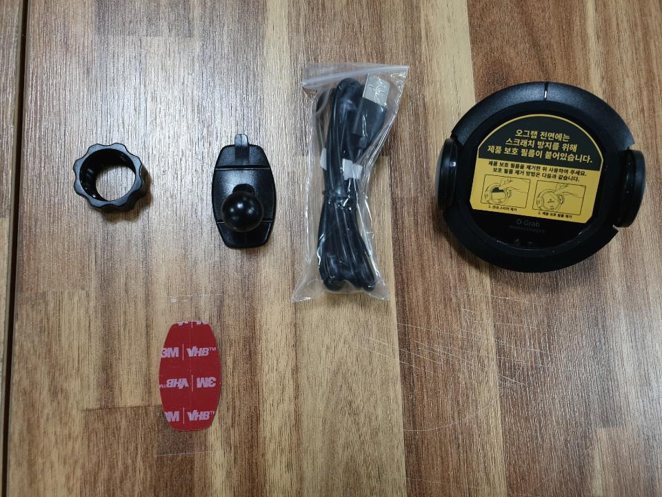 신지모루 오그랩 무선충전 거치대 구성품, 본체·3M 테이프·USB C타입 케이블·거치대 부품이 가지런히 놓인 모습