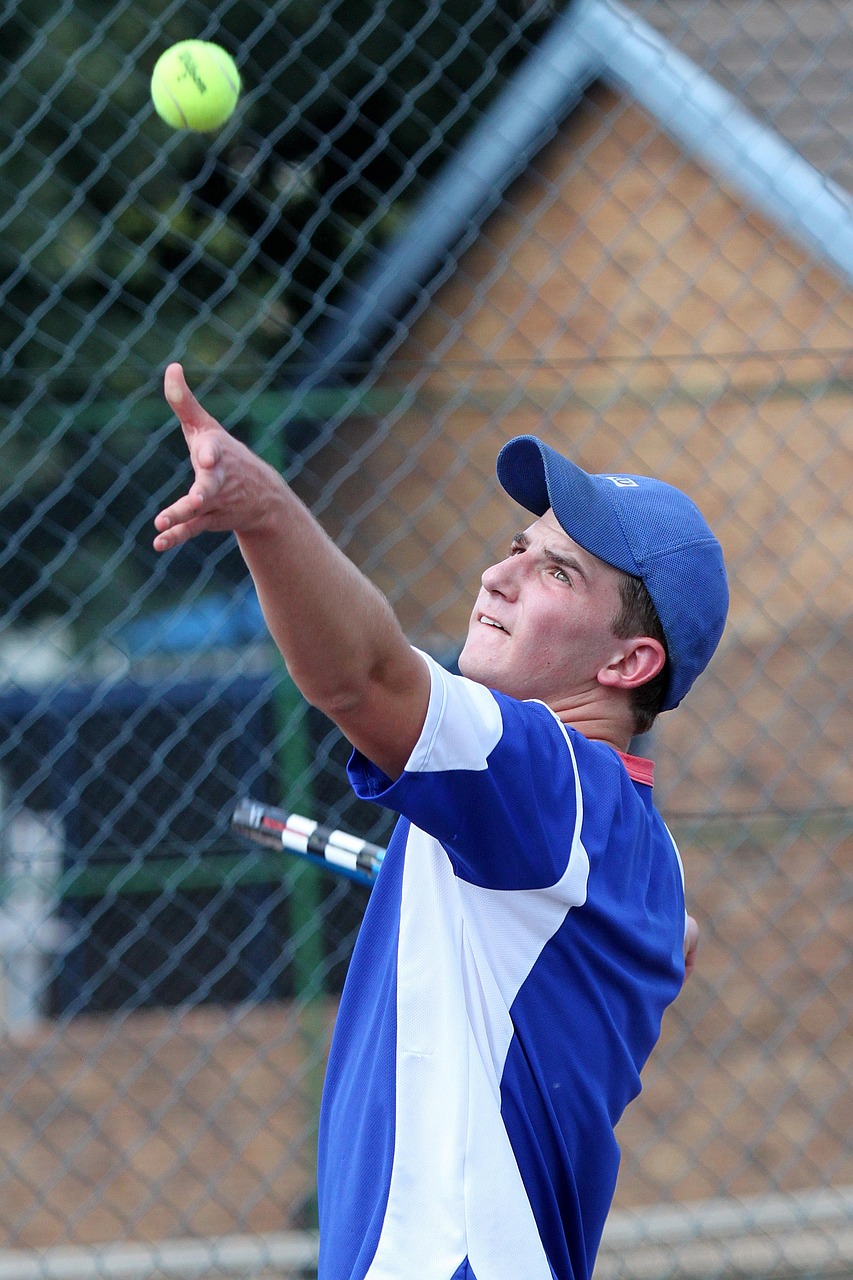 테니스 서브를 안정적으로 넣기 위해 루틴후 서브를 넣는 모습