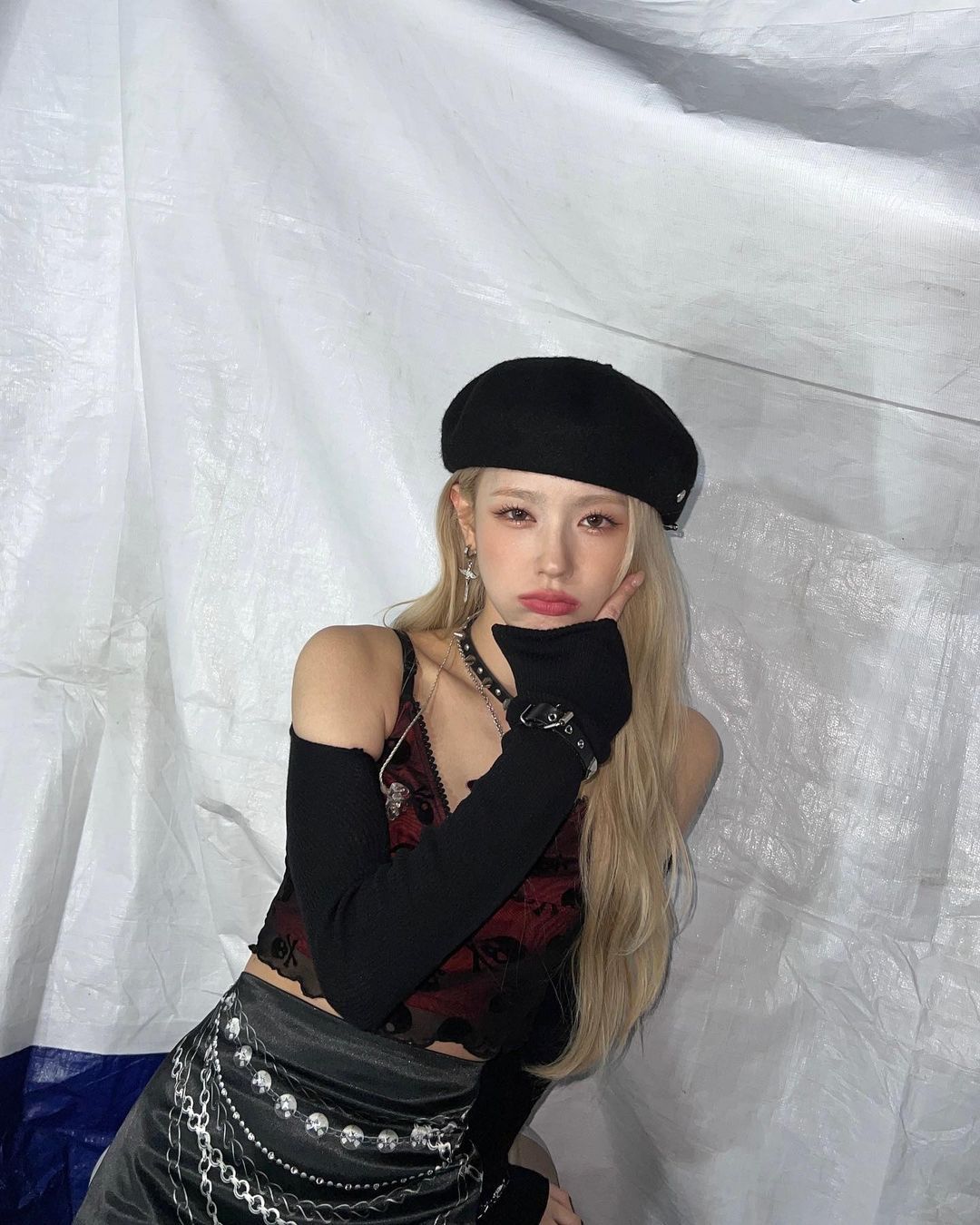 턱에 대고 뽀로퉁한 표정