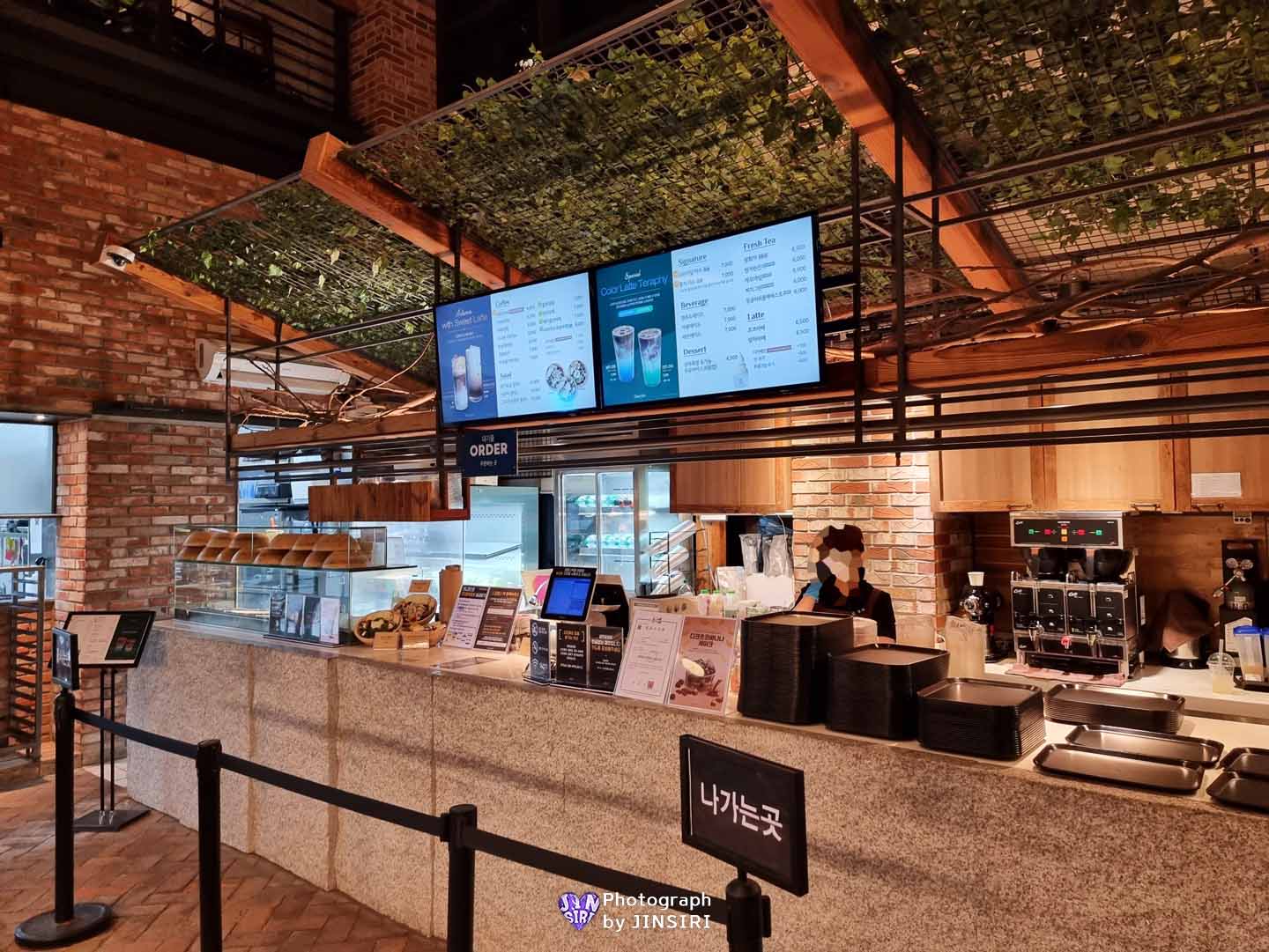 ๊นํฌ ์์ด ๋ฒ ์ด์ปค๋ฆฌ ์๋ฌผ์ ๋ํ ์นดํ ์์ธ๊ทผ๊ต ๋๋ผ์ด๋ธ ๊ธ๋ฆฐ๊ณต์