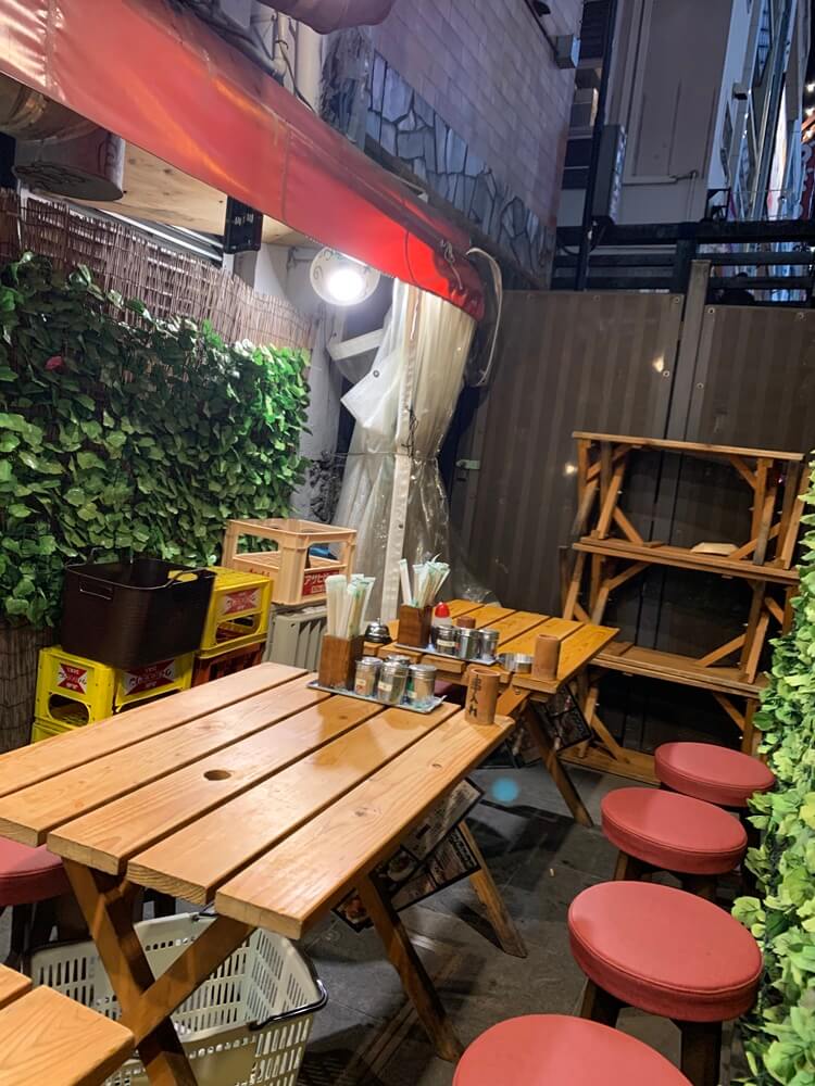 안쪽에 현지 젊은이들이 앉았던 자리