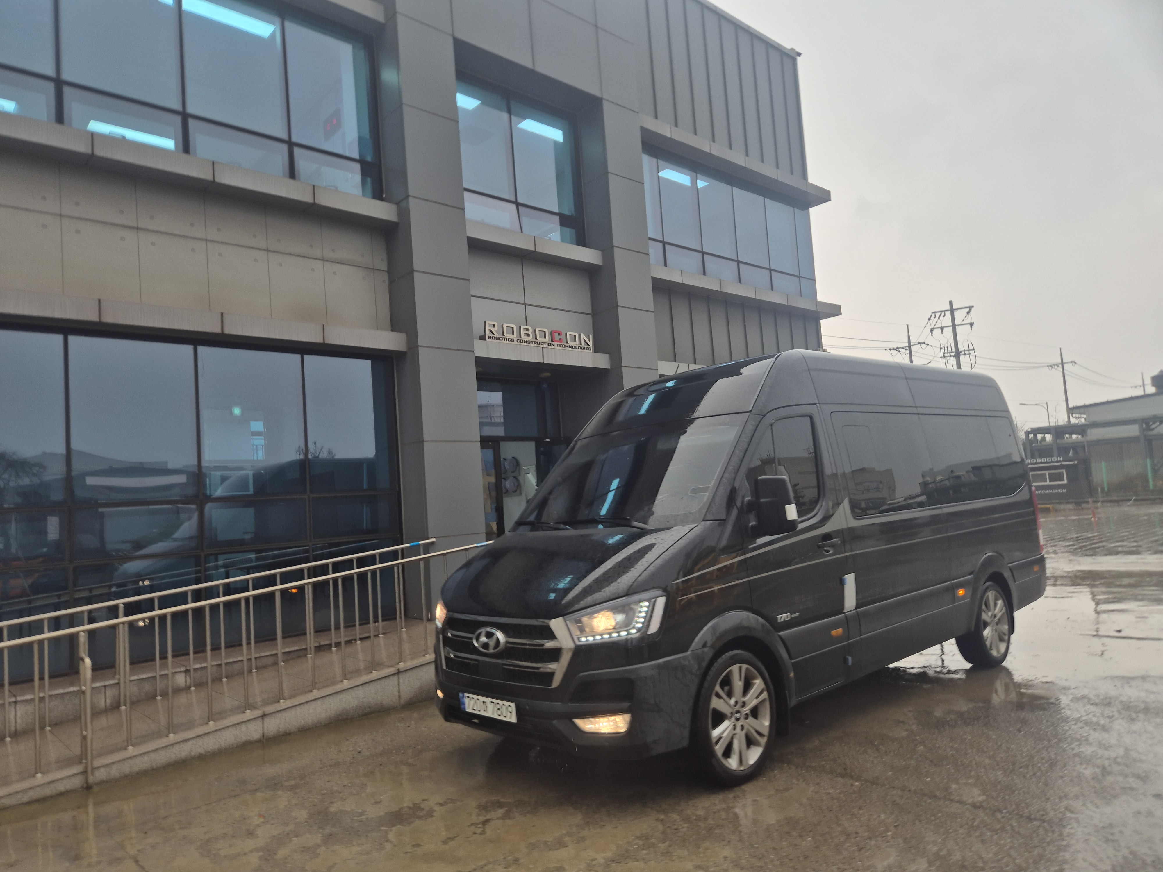 Private chauffeur vehicle moving in Seoul city
