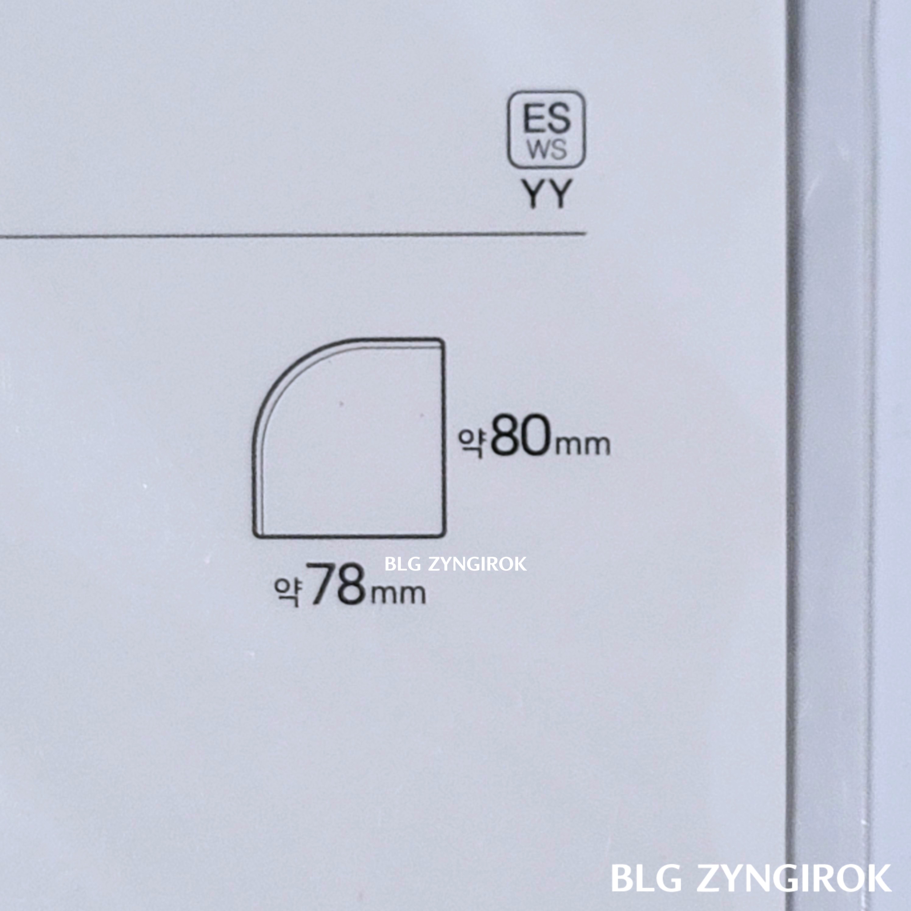 다이소 접착식 중현 포켓투명 규격정보 모습이다. 가로 78mm&amp;#44; 세로 80mm가 적혀있다.