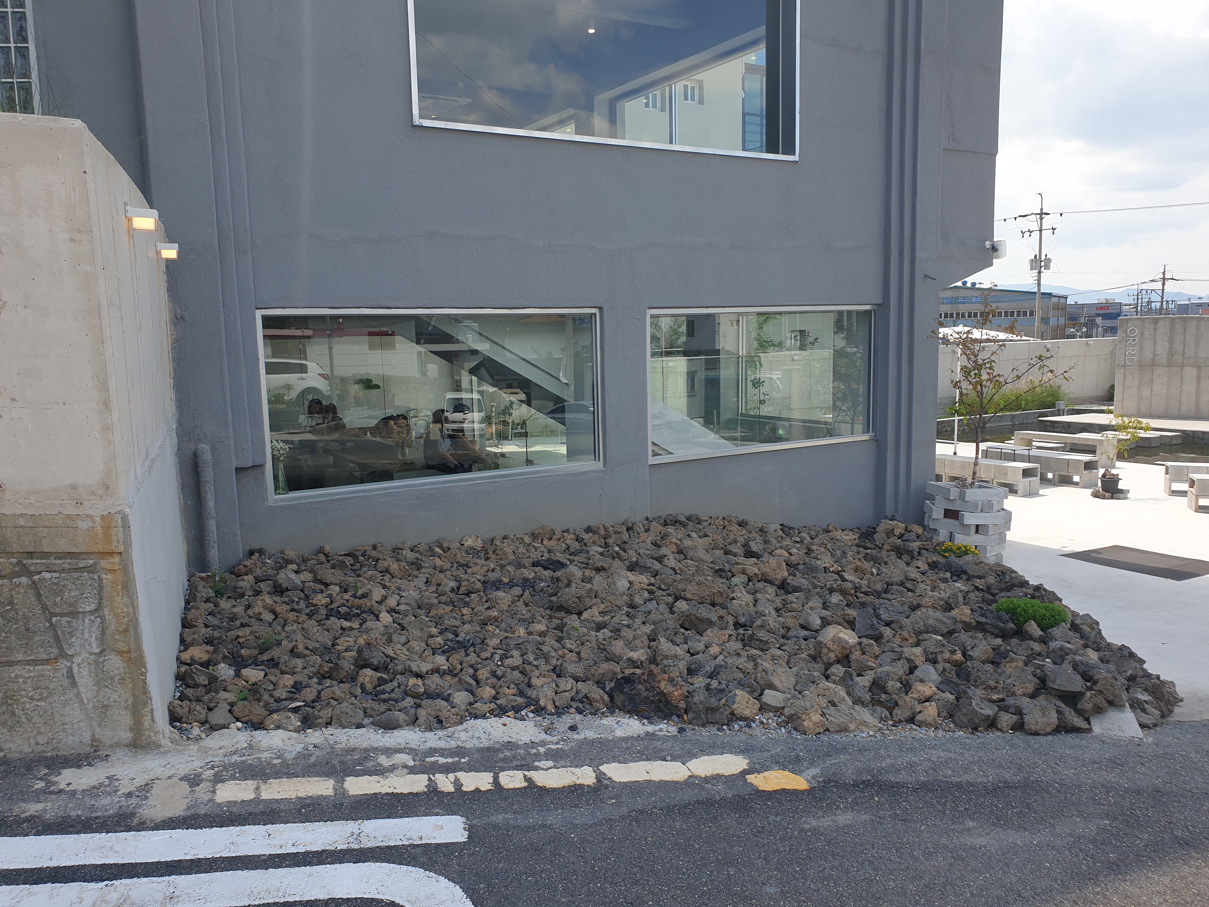 학장동 카페 오르디 입구