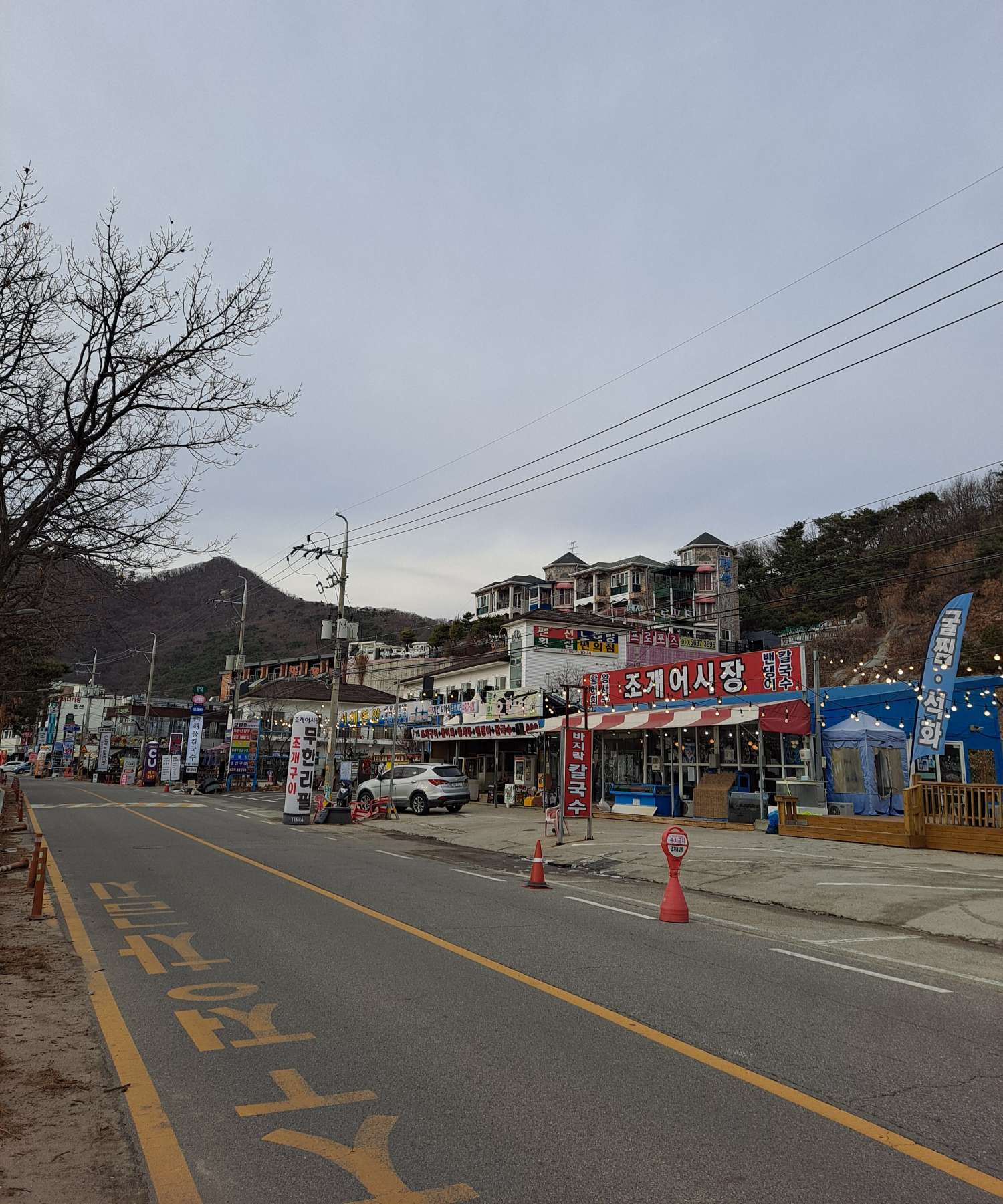 동막해변 건너편 상가