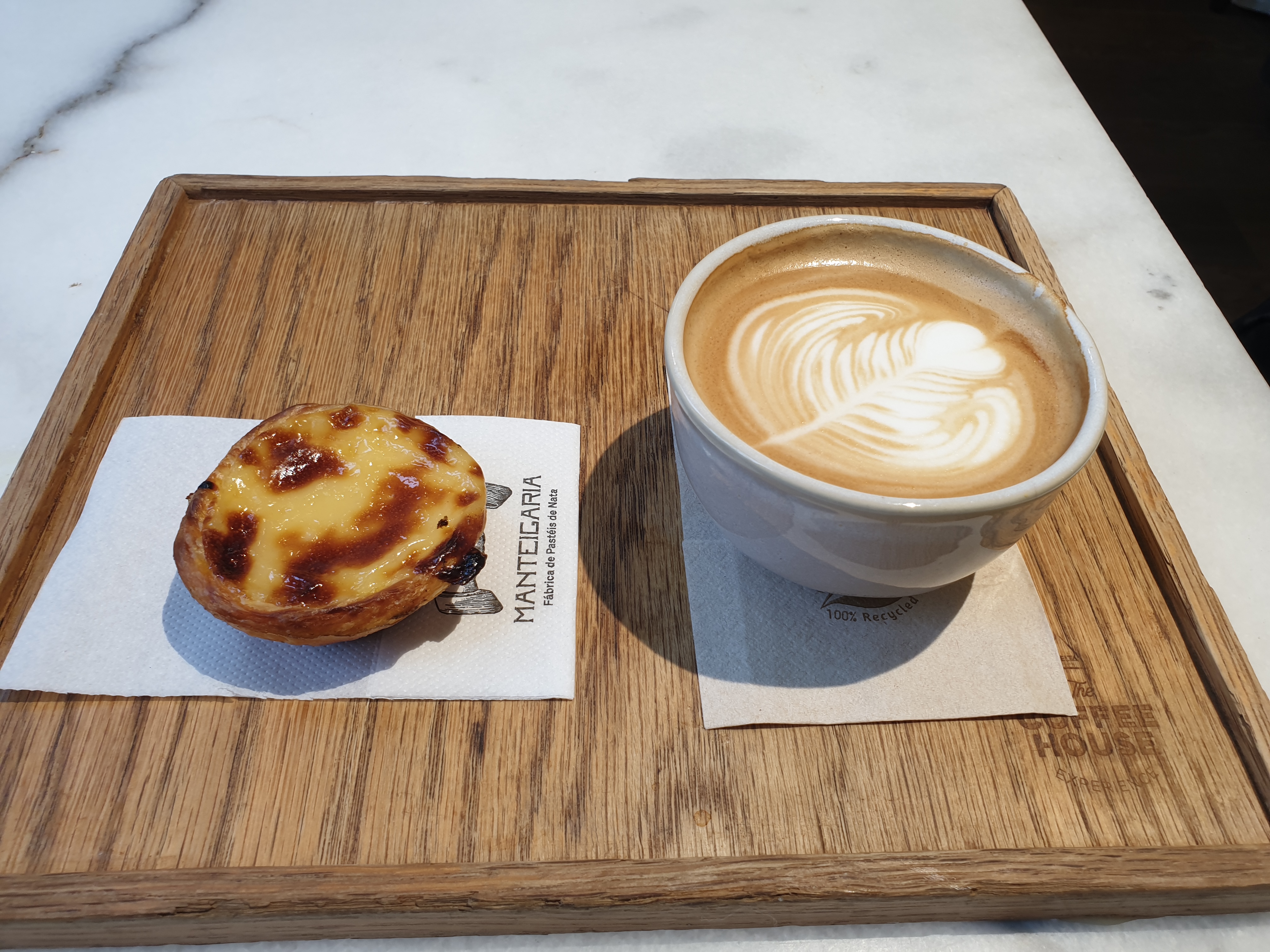 포르투 더 커피 하우스 라떼와 나타