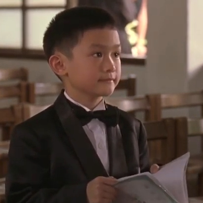 &lt;하나 그리고 둘&gt;에서 양양이 할머니 장례식에 가 할머니에게 쓴 편지를 읽는 모습