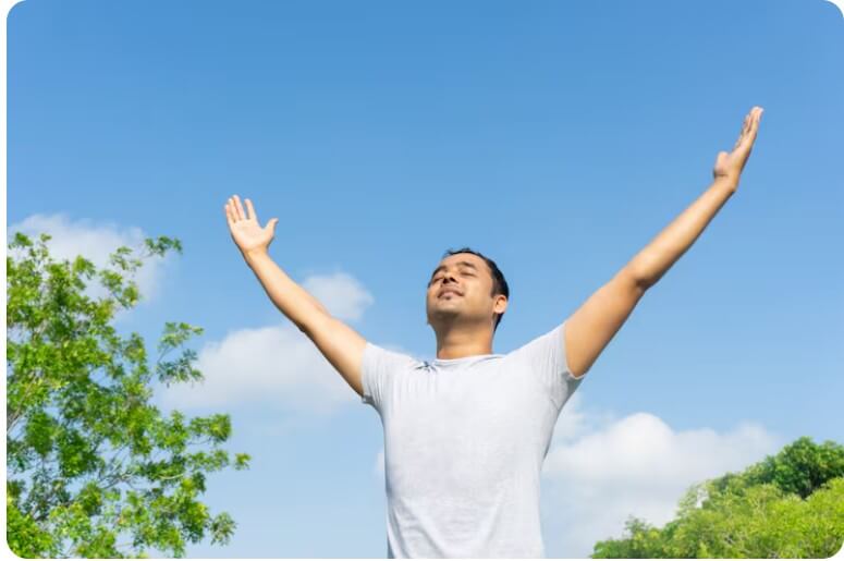 두 팔을 벌리고 하늘을 향해 소원을 빌고 있는 모습