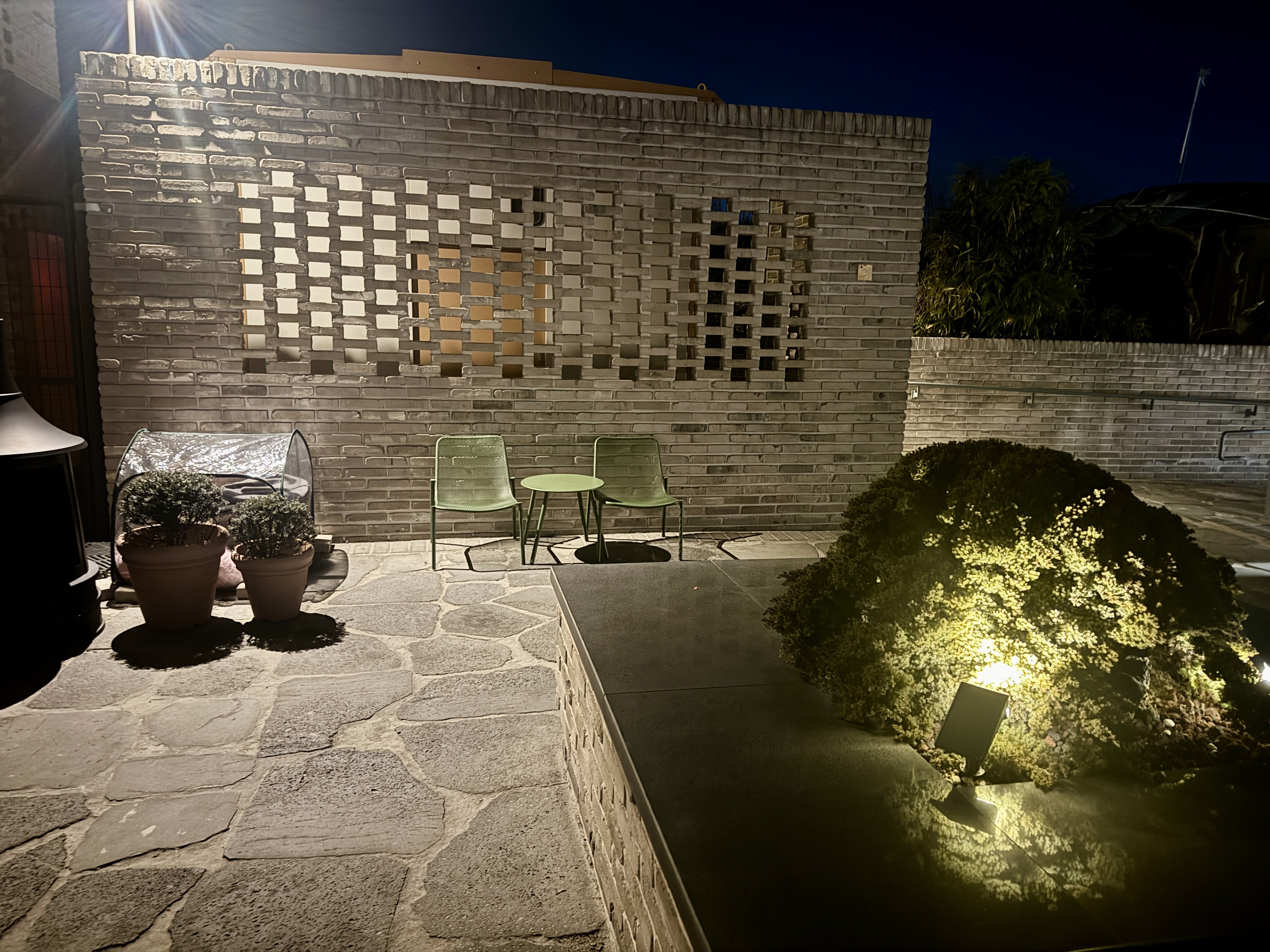 파주 네이처 스파 외부 야외 휴식 공간&#44; 밤 조명 아래 잠깐 쉬어갈 수 있는 테라스 공간과 강남면옥 방향