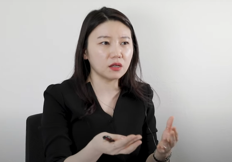 합의서문구를 똑바로 확인하고 서명하기 전에 한번더 확인을 요구하는 변호사의 모습