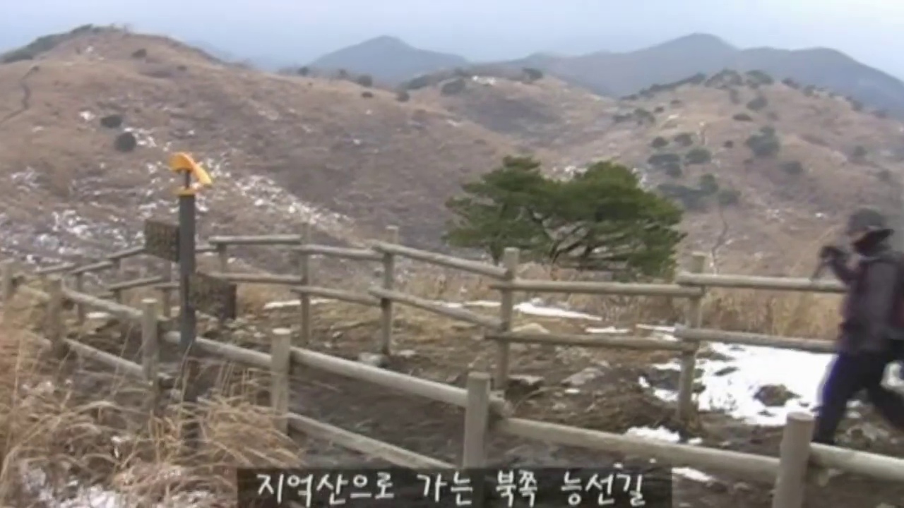 눈이 군데군데 남아 있는 북쪽 억새 능선.