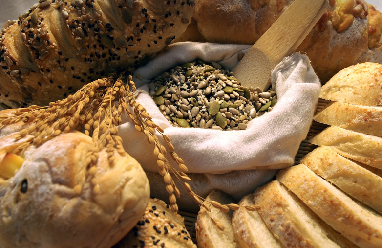 정제밀가루 대신 통밀이나 호밀로 된 빵을 섭취한다.