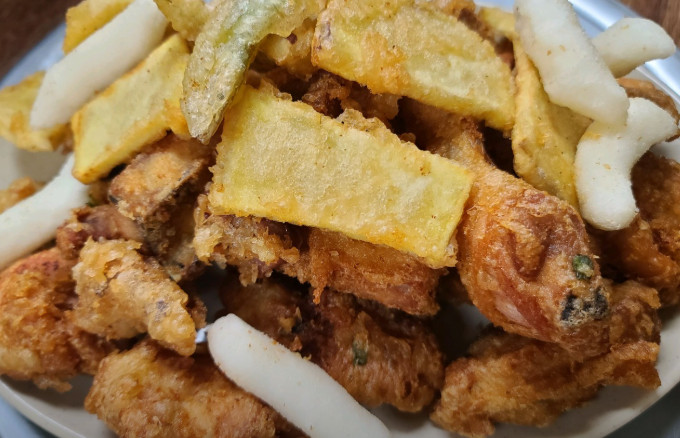 오늘N 퇴근후N 청량리 통닭골목 벽에 지폐 시장통닭집