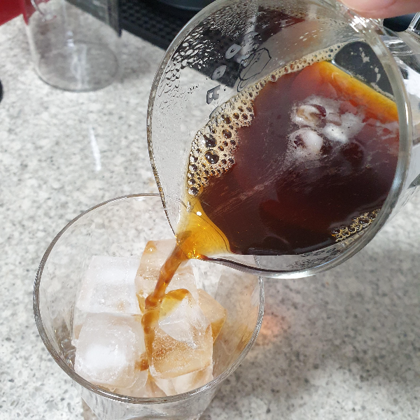 메리타 드리퍼로 온도계 및 저울 없이 아이스 커피 추출하기 with 다이소 드립포트_얼음컵에 붓기