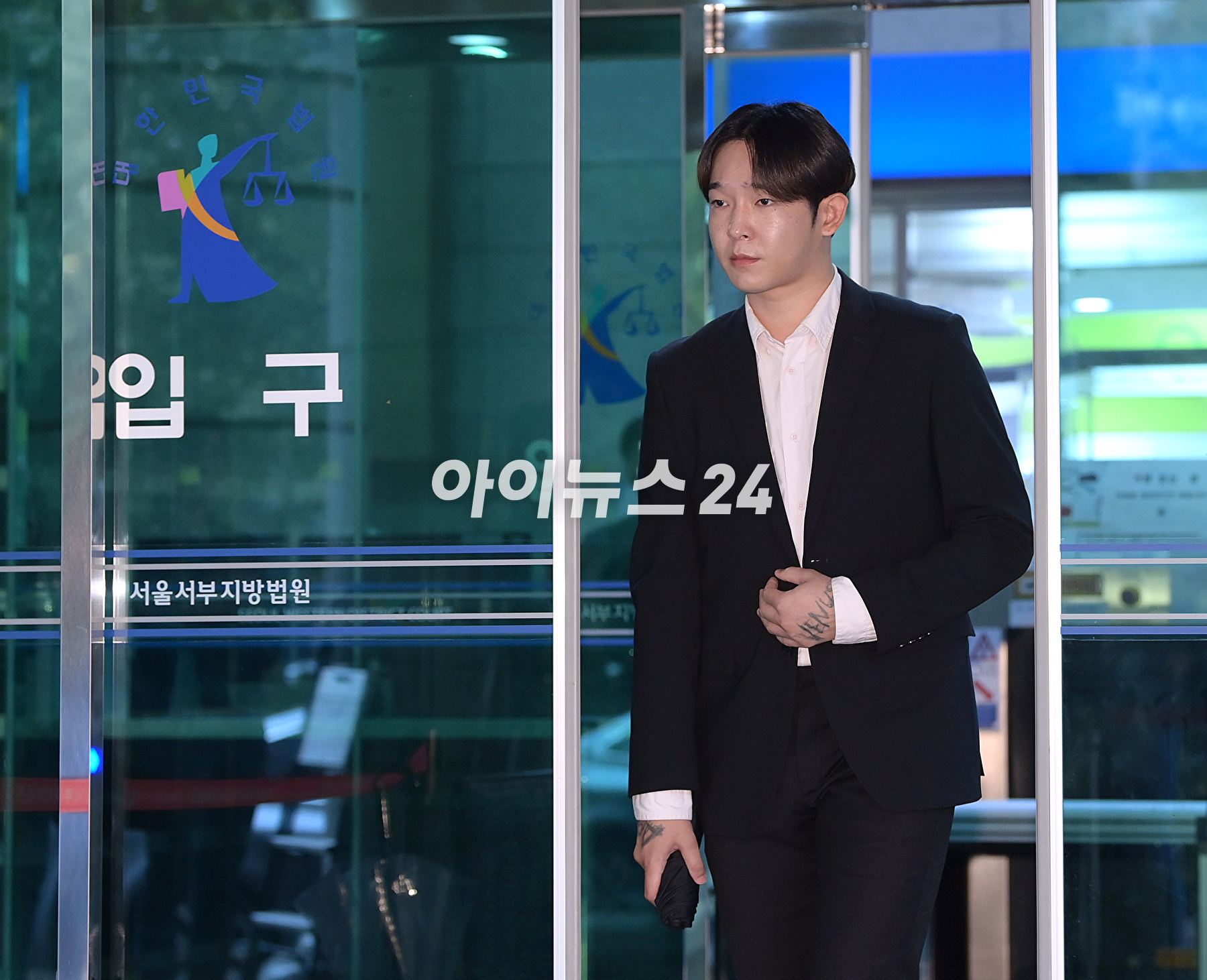 그룹 위너 출신 가수 남태현이 19일 서울서부지방법원에서 열린 마약류 관리에 관한 법률 위반 혐의 첫 공판을 마치고 법원을 나서고 있다. [사진=정소희 기자]