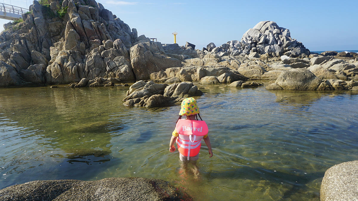 남애해변의 물웅덩이에서 아이는 재미있게 물놀이를 즐긴다.