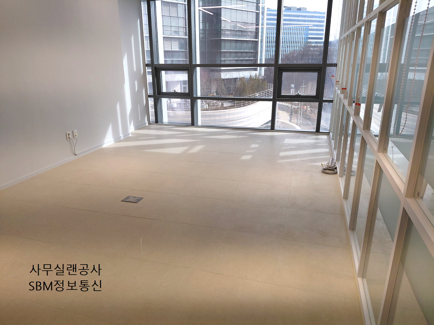 ▲ 작업 전 과천지식산업센터 현장 모습. 이 넓은 공간을 어떻게 배선할지 머릿속으로 시뮬레이션을 돌립니다.