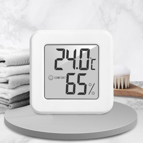 장마철 실내 높은 습도를 보여주는 습도계