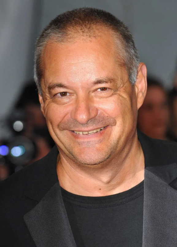 웃고있는 장 피에르 감독 사진